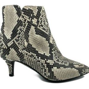 Black and white snakeskin print ankle bootie size 10 👢👢👢